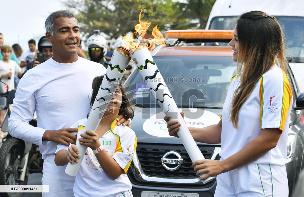 Soccer legend relays Olympic torch