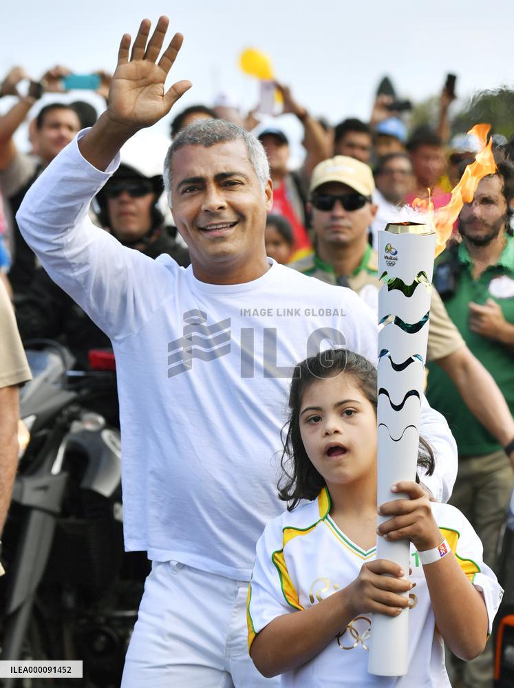 Soccer legend relays Olympic torch