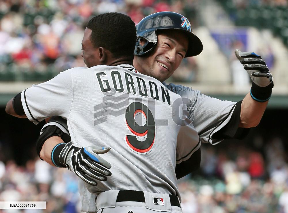 Ichiro Suzuki joins 3,000-hit club