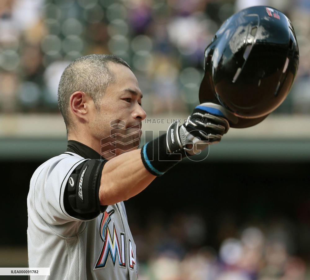 Ichiro Suzuki joins 3,000-hit club