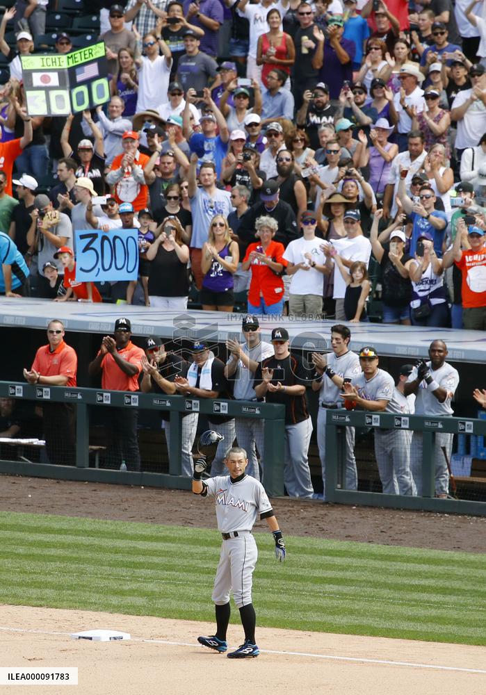Ichiro Suzuki joins 3,000-hit club