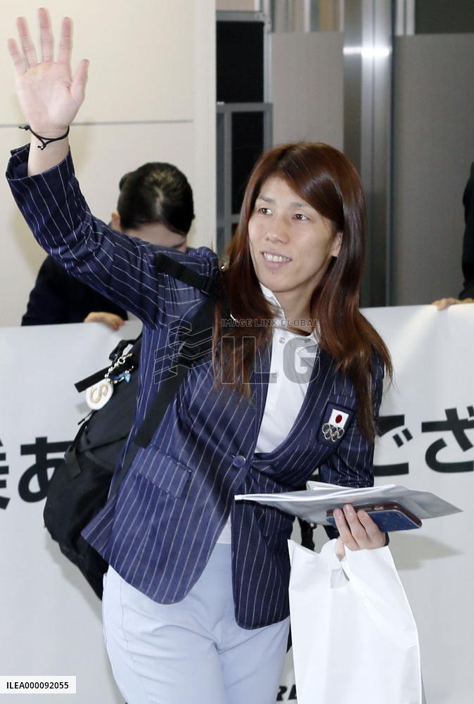 3-time Olympic wrestling champ Yoshida departs for Rio
