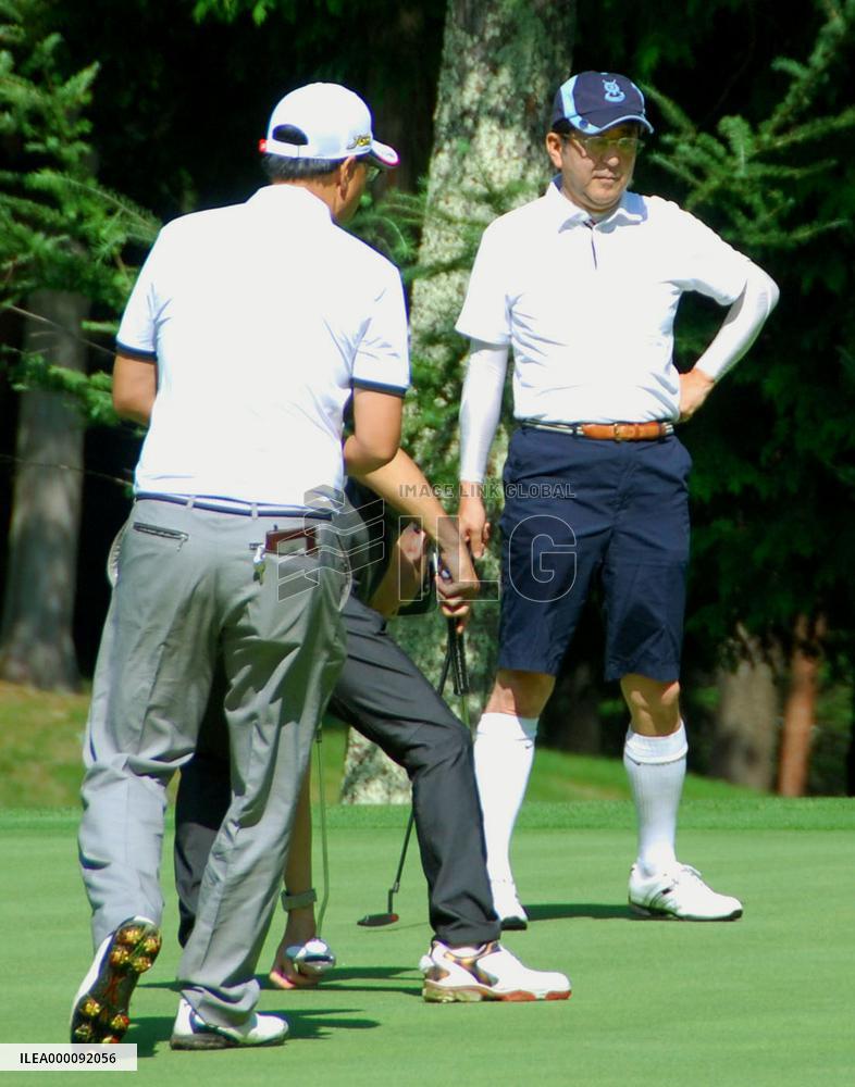 Japanese PM Abe plays golf with friends