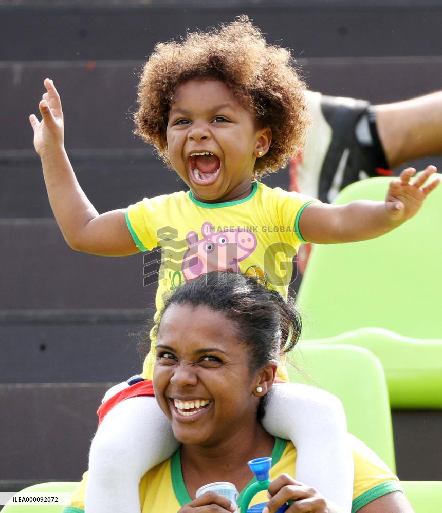 Olympic scenes: Child excited to see Brazil women rugby team