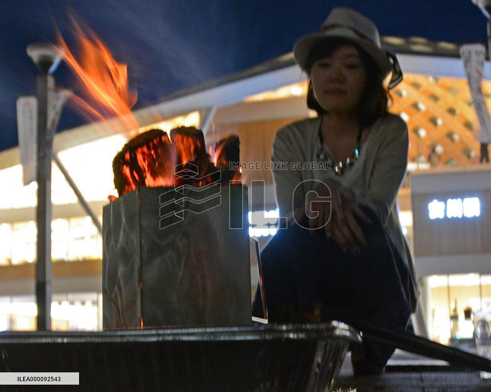 People commemorate quake, tsunami victims