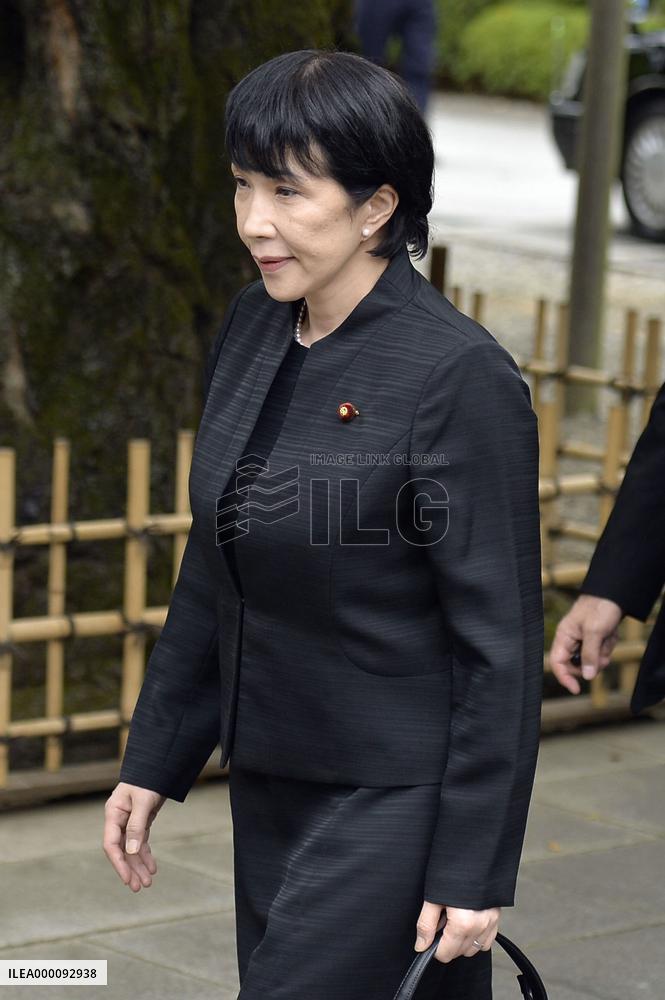 2 Cabinet ministers visit Yasukuni