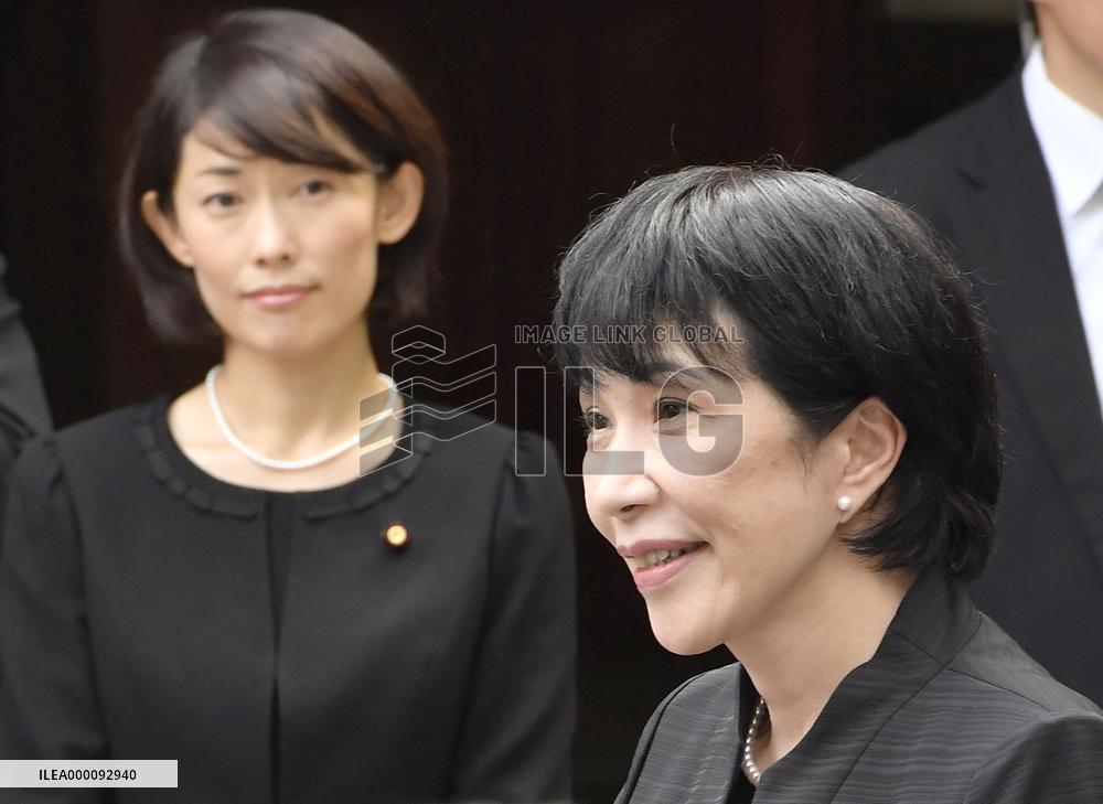 2 Cabinet ministers visit Yasukuni