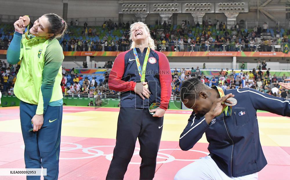 Olympic scenes: Striking poses after medal ceremony