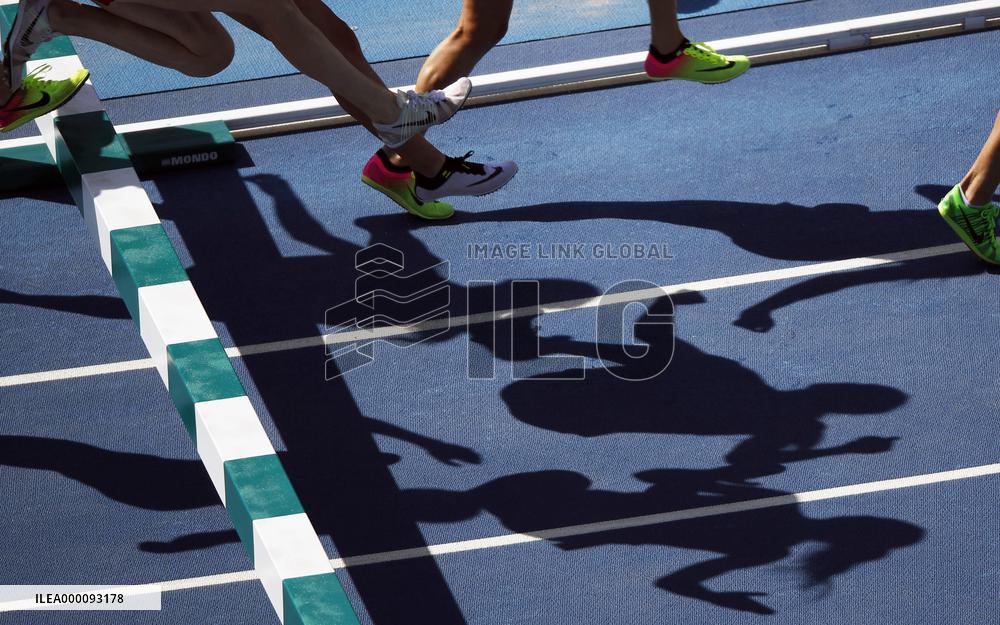 Olympic scenes: Women's 3,000-meter steeplechase runners