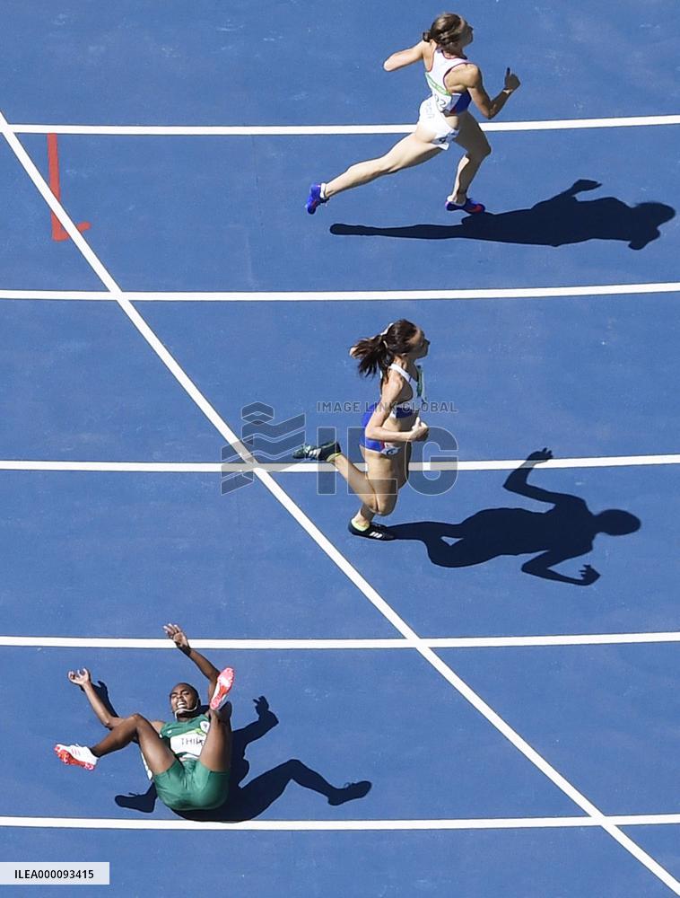 Olympic scenes: Sprinter tumbles in 400 meters