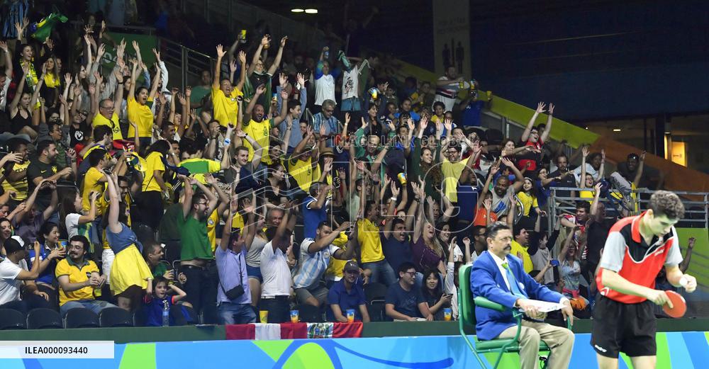 Olympic scenes: Table tennis speculators form wave