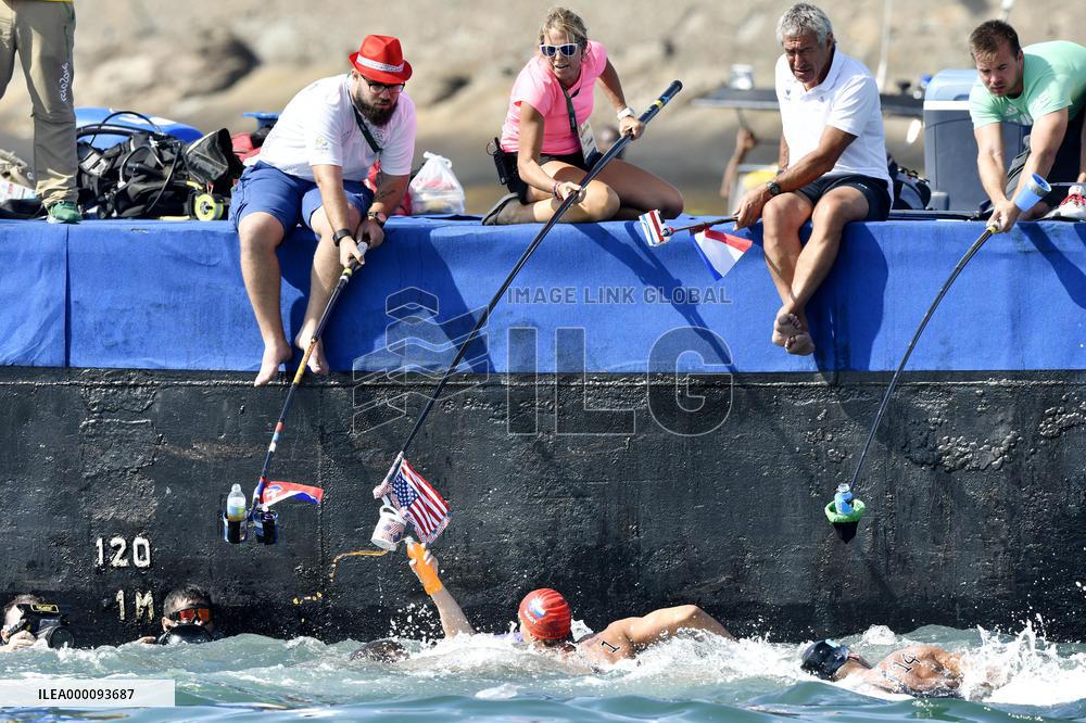 Olympic scenes: Water replacement during marathon swimming