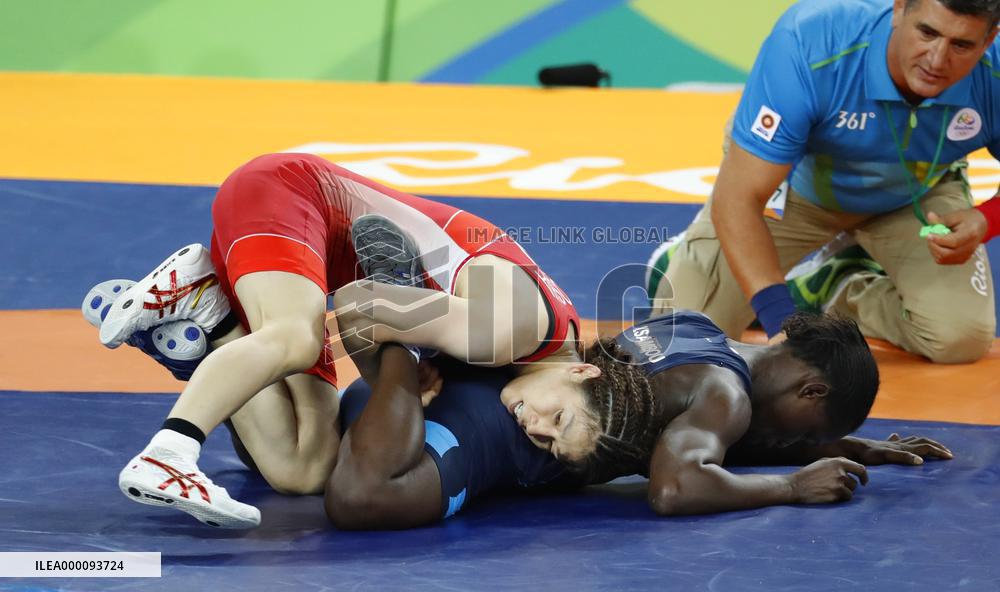 Japan's Yoshida advances to semifinal