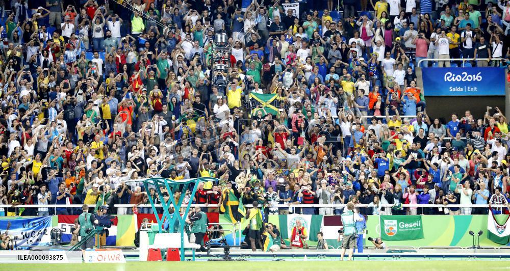 Olympics: Bolt celebrates 200m gold