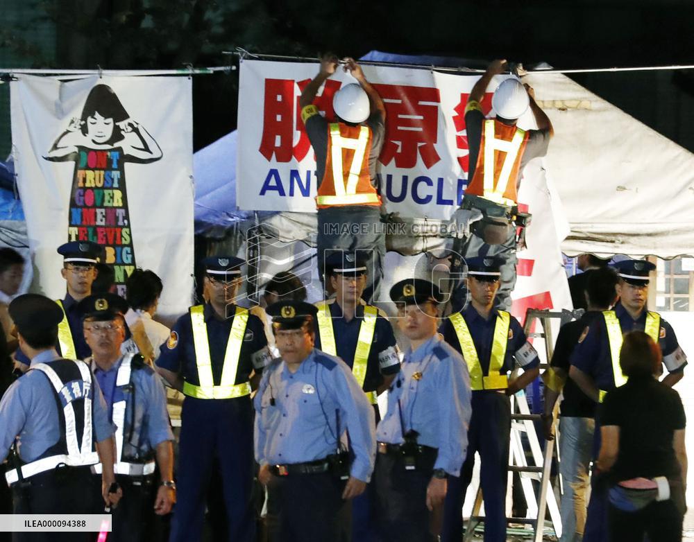 Antinuclear activists' tents removed from economy ministry premises