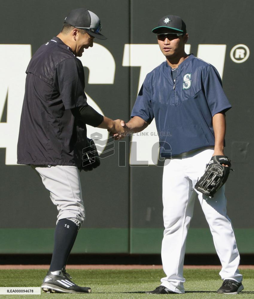 Tanaka, Aoki chat before game
