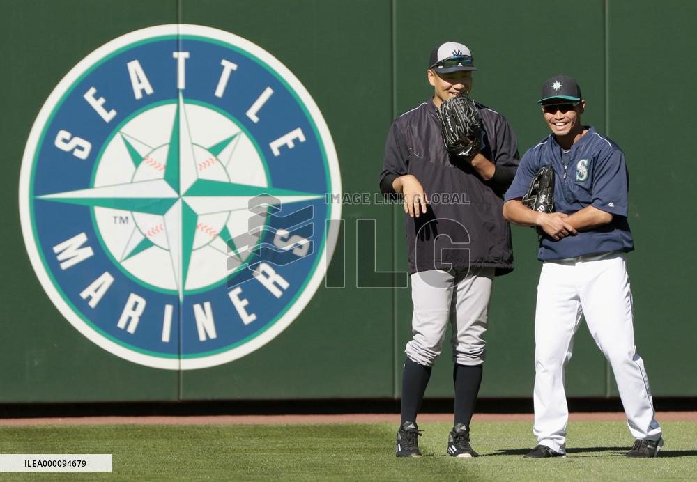 Tanaka, Aoki chat before game