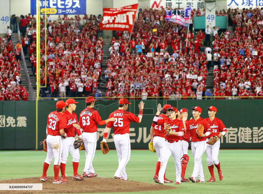 Baseball: Carp beat Giants to see magic number lit at 20