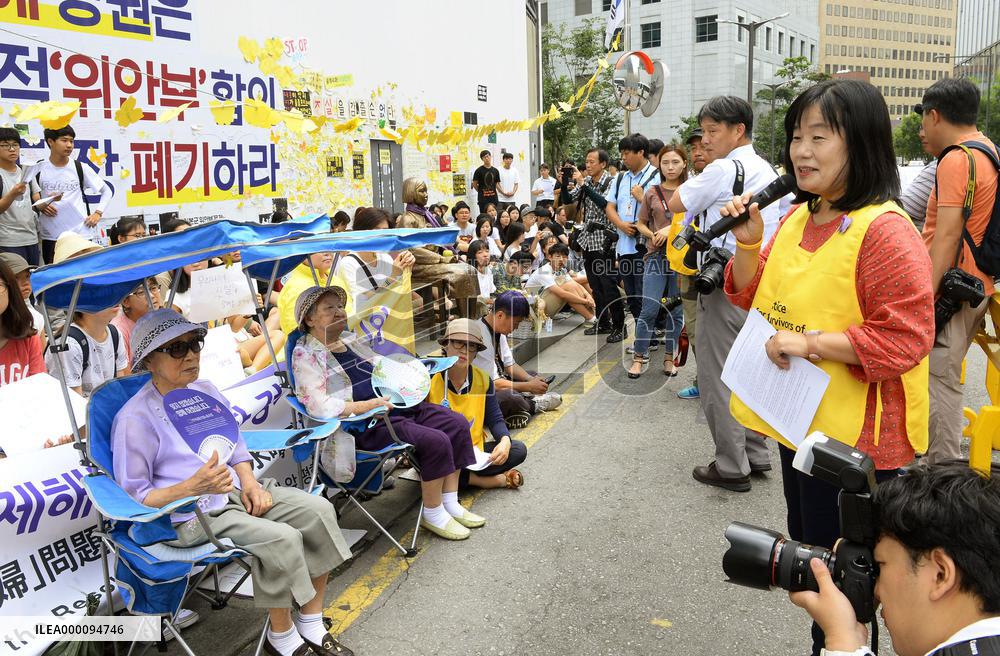 Rally against bilateral deal over "comfort women"
