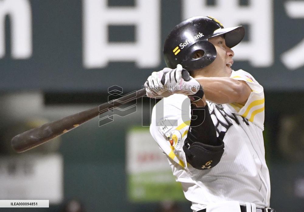 Yanagita homers, drives in 4 as Hawks regain PL lead