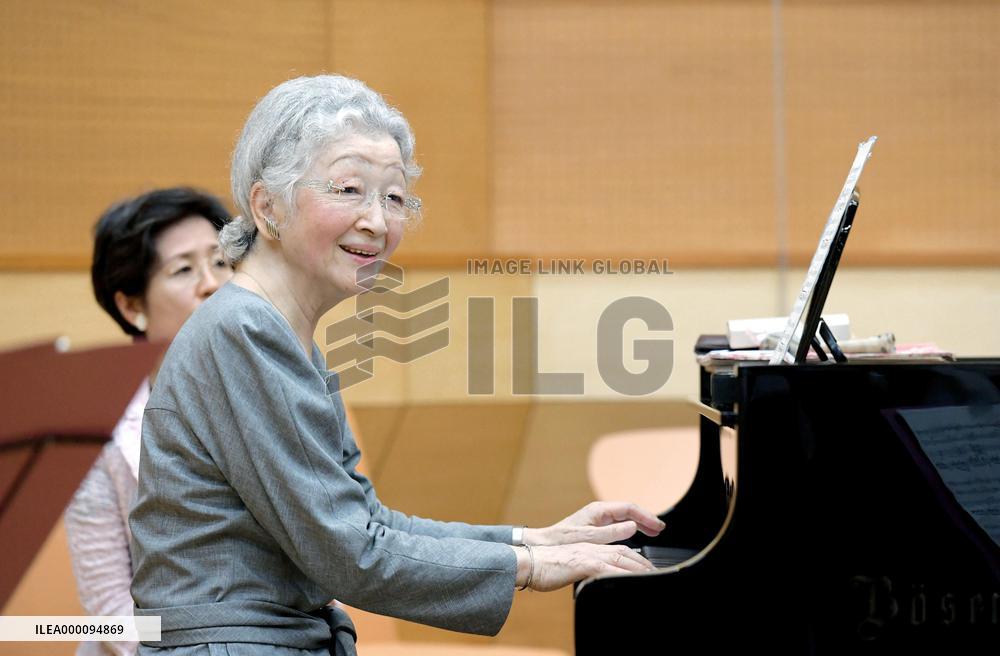 Empress Michiko plays piano at Kusatsu int'l music workshop