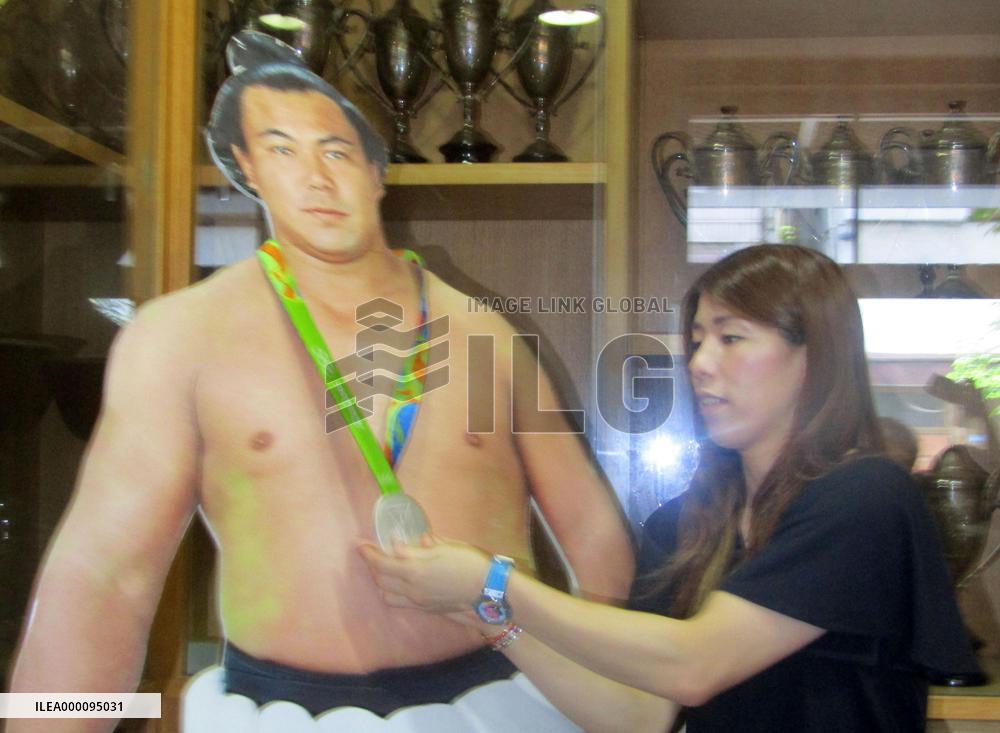 Silver medalist Yoshida makes condolence visit to Kokonoe stable