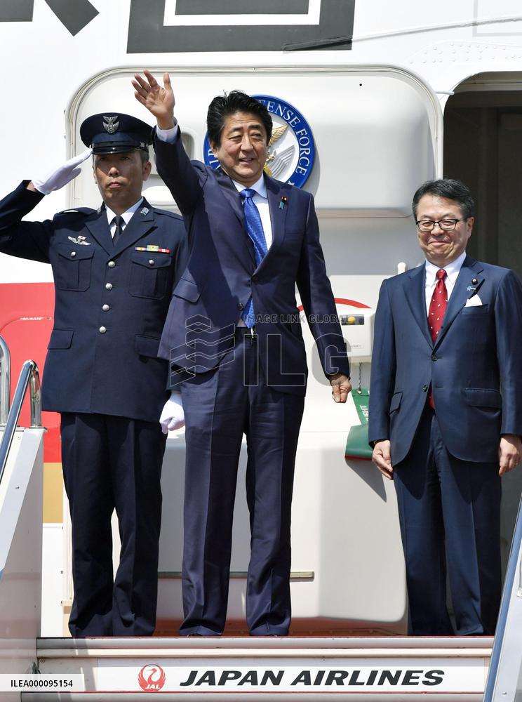 Abe leaves for Russia to hold talks with Putin