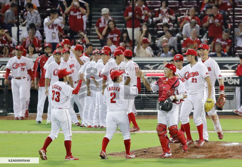 Baseball: Carp cut magic number to one for CL title