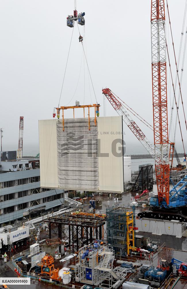 Removal of panels covering Fukushima reactor building starts
