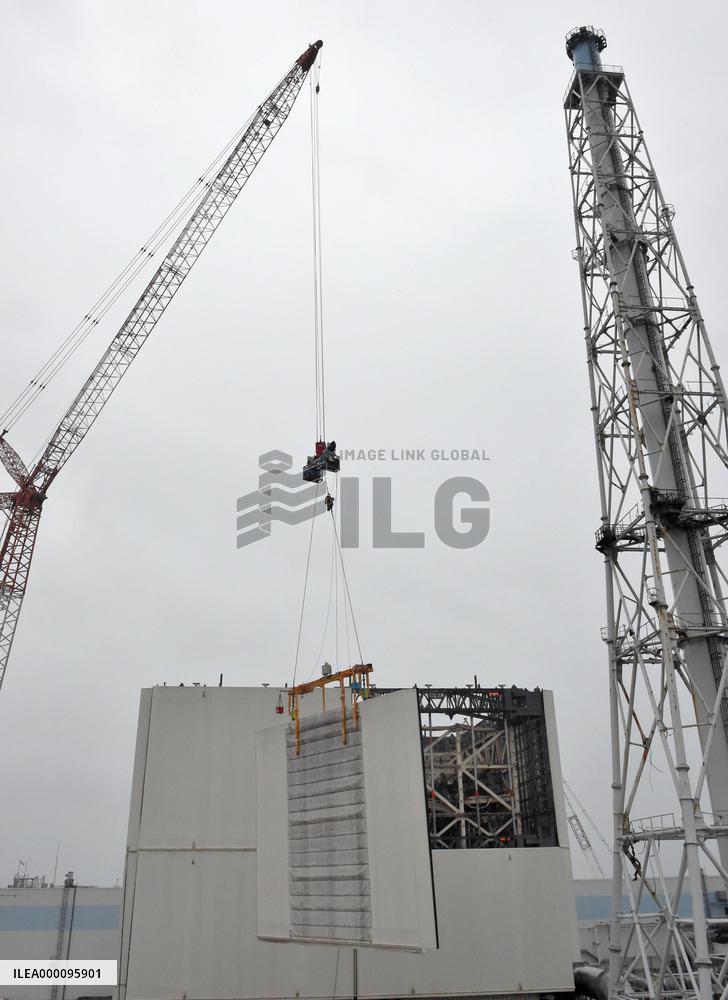 Removal of panels covering Fukushima reactor building starts