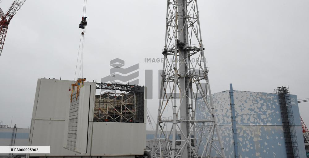 Removal of panels covering Fukushima reactor building starts