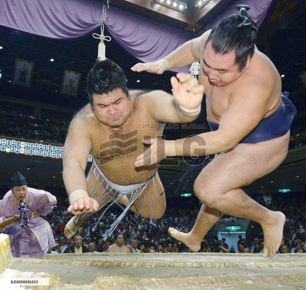 Sumo: Kakuryu takes 3rd loss at hands of Takayasu