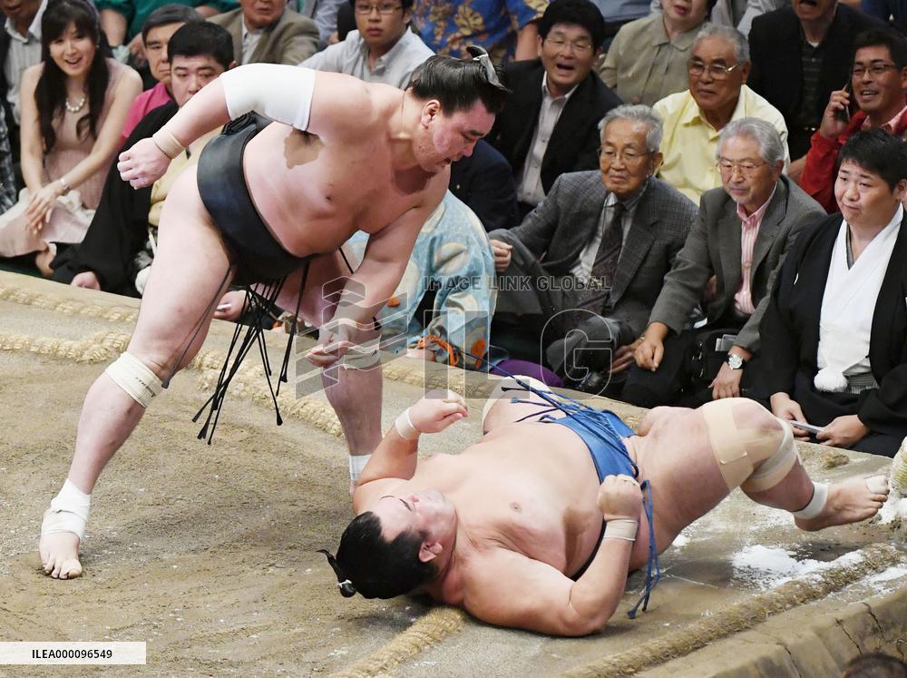 Harumafuji wins on 12th day of Autumn tourney