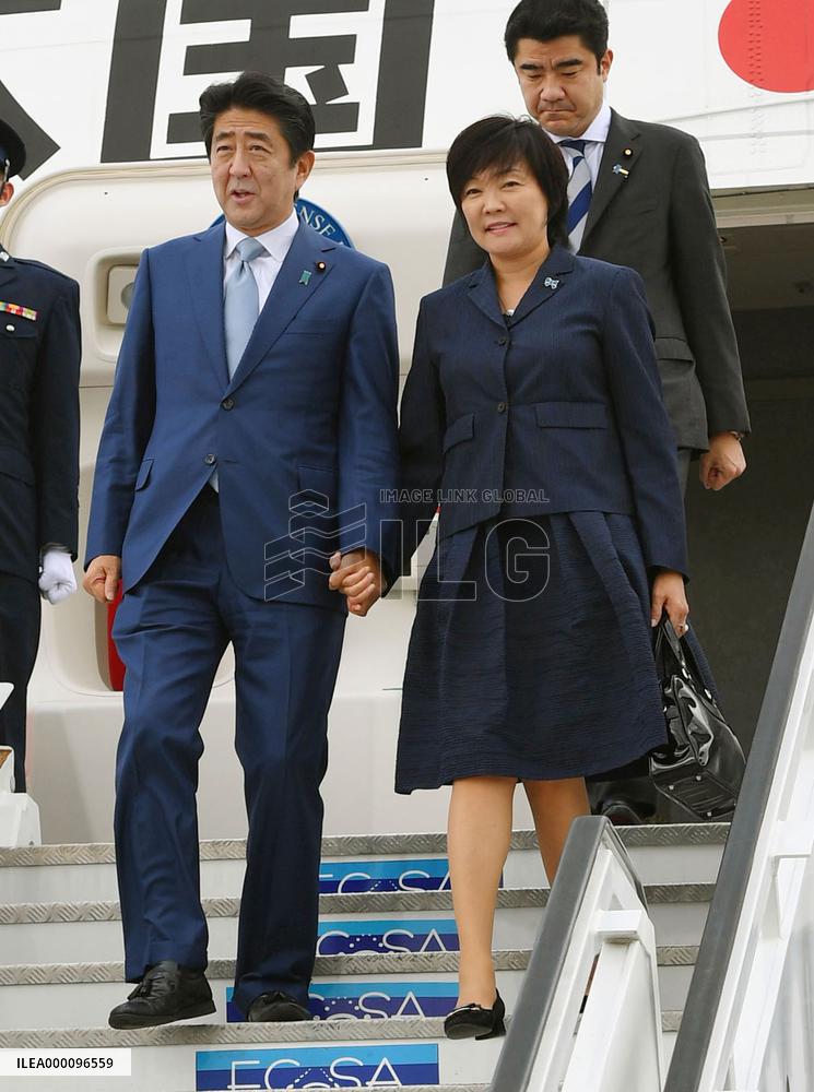 Abe in Cuba for talks with Castro