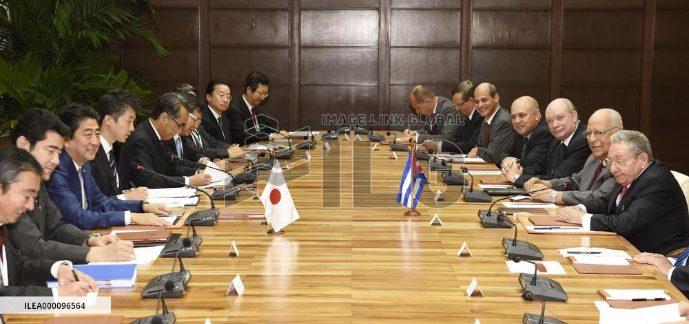 Abe meets Castro on 1st visit to Cuba by Japan leader