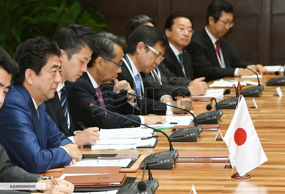Abe meets Castro on 1st visit to Cuba by Japan leader