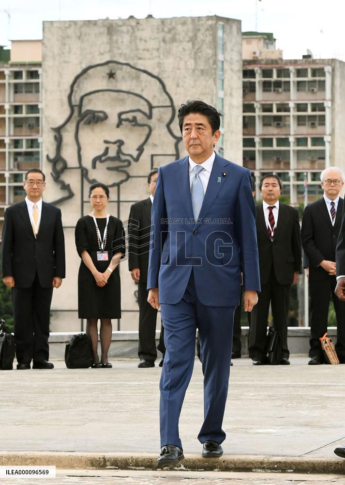 Abe meets Castro on 1st visit to Cuba by Japan leader