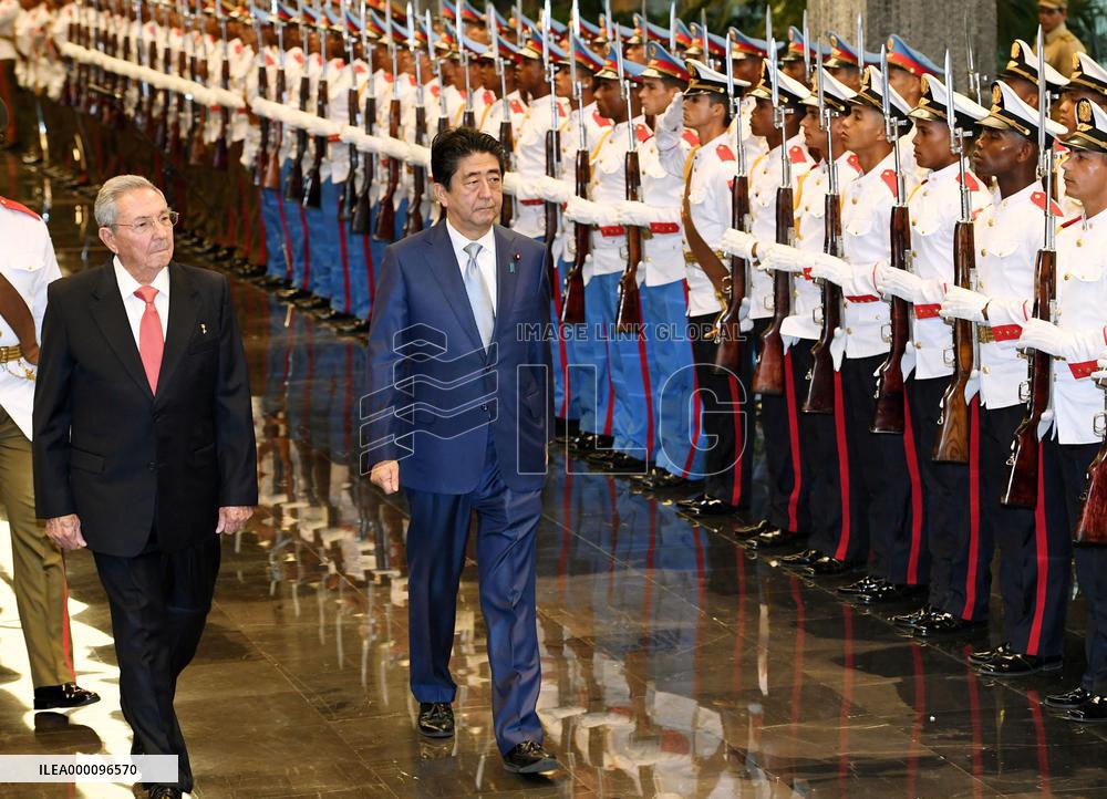 Abe meets Castro on 1st visit to Cuba by Japan leader