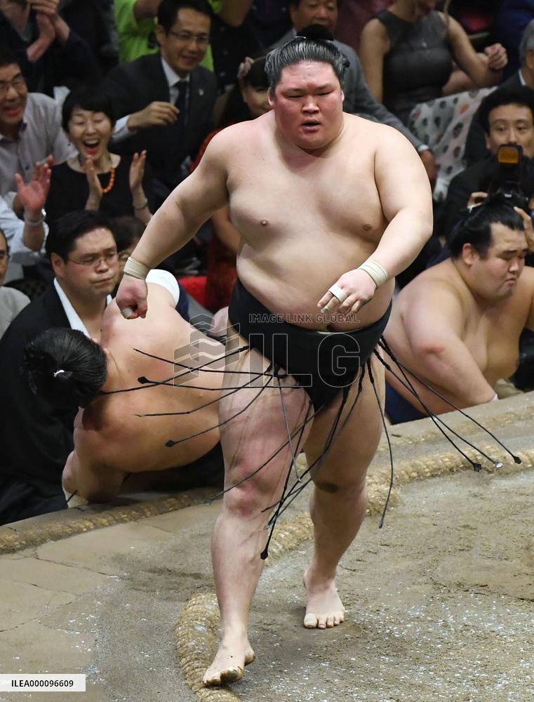 Goeido 1 win away from 1st title after beating Harumafuji