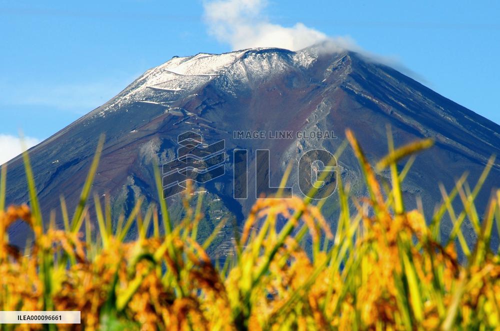 Fujiyoshida reports season's first snowfall on Mt. Fuji