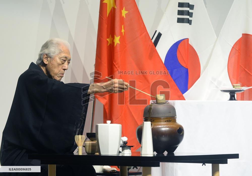 Tea ceremony wishing for peace between Japan, China, S. Korea