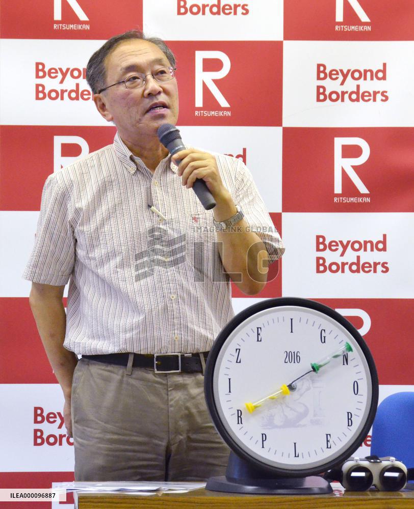 Ig Nobel award winner attends debrief session