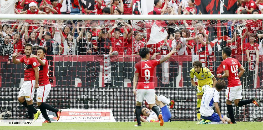 Soccer: 4-star Urawa dent Gamba's playoff hopes