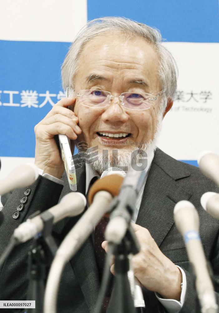 Abe applauds scientist Ohsumi on Nobel medicine prize success
