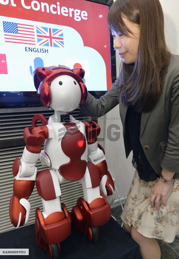 EMIEW3 humanoid robot starts trials at Tokyo St.