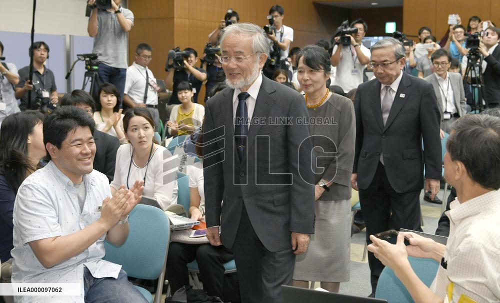 Nobel laureate Ohsumi, wife at press conference