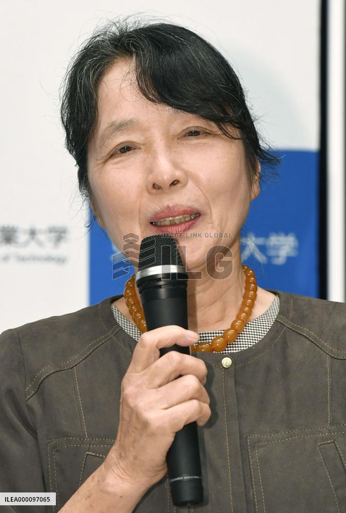 Nobel laureate Ohsumi, wife at press conference