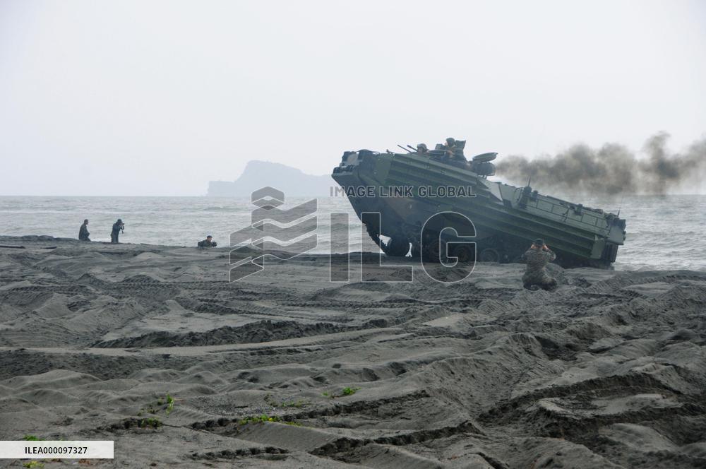 U.S., Philippine forces conduct joint landing drills
