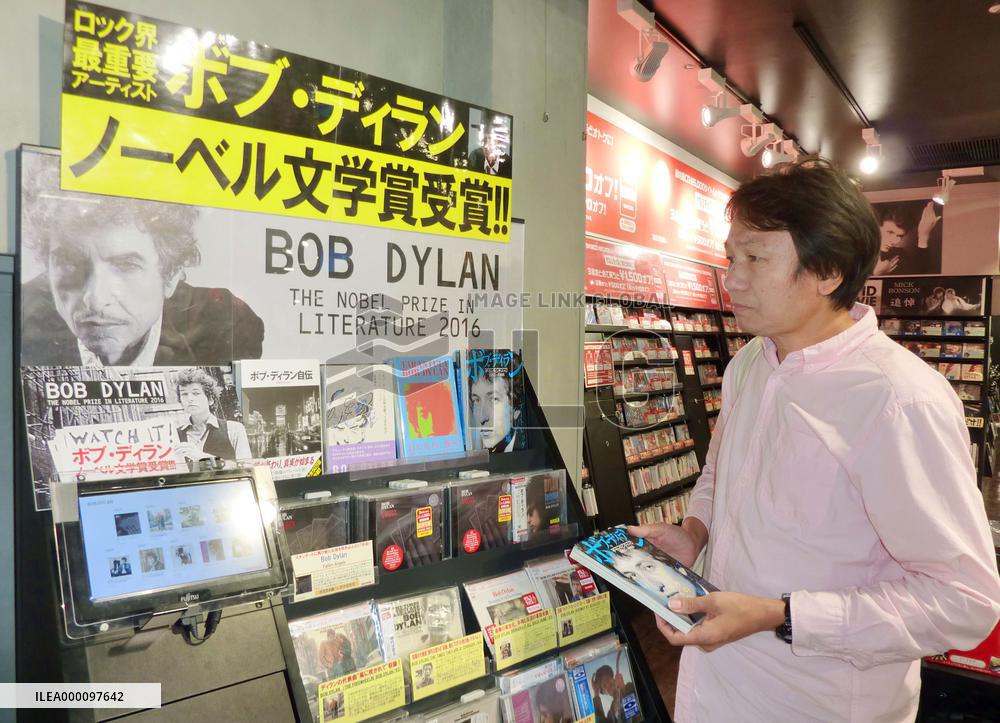 Fans celebrate Bob Dylan's Nobel Prize win