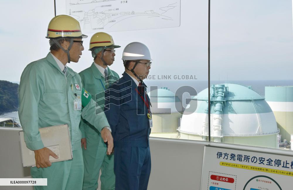 Industry minister Seko inspects Ikata nuclear plant